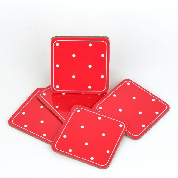 Prestieranie na stôl červené s bodkami sada 6ks 10×10×0,5cm