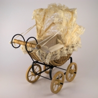 Prútený kočík pre bábiky - čipka 37x32x22cm