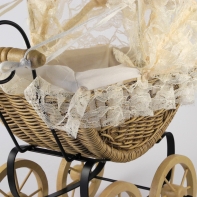 Prútený kočík pre bábiky - čipka 37x32x22cm