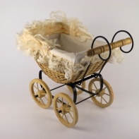 Prútený kočík pre bábiky - čipka 37x32x22cm