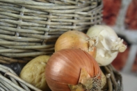 Prútený kôš na cibuľu s vekom