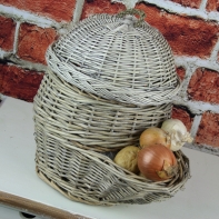Prútený kôš na cibuľu s vekom