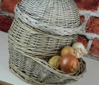 Prútený kôš na cibuľu s vekom