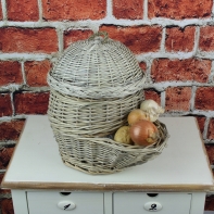 Prútený kôš na cibuľu s vekom