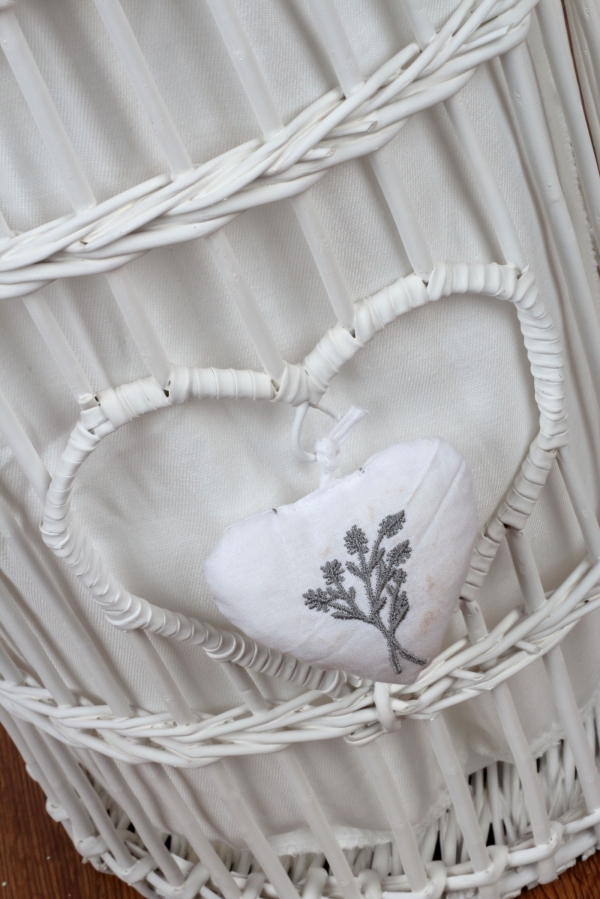 Prútený kôš na bielizeň biely levanduľovej srdce 45cm