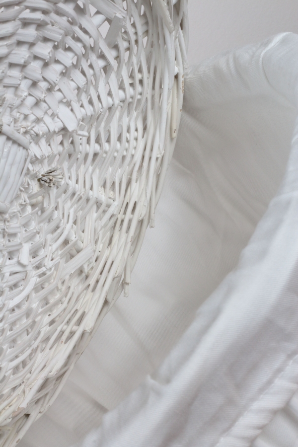 Prútený kôš na bielizeň biely levanduľovej srdce 51cm