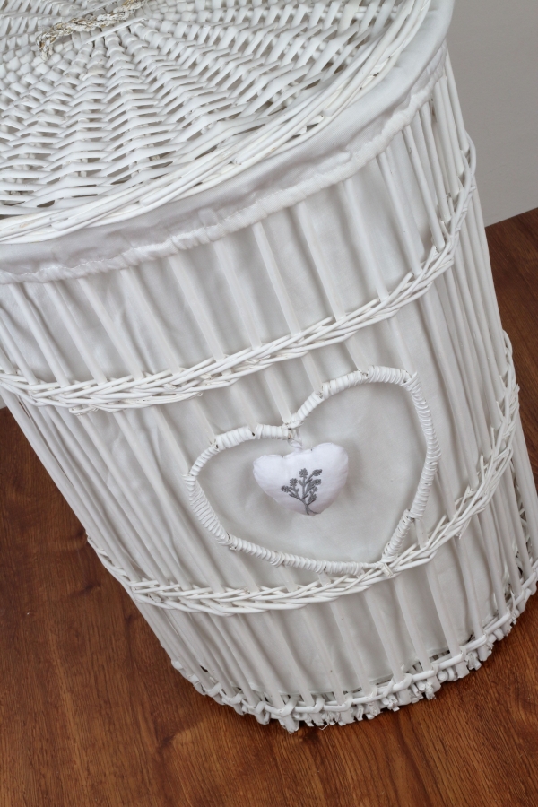 Prútený kôš na bielizeň biely levanduľovej srdce 59cm