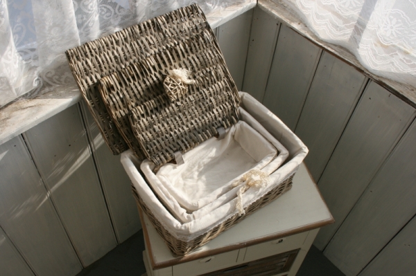 Prútený kôš s vekom a čipkou 30cm