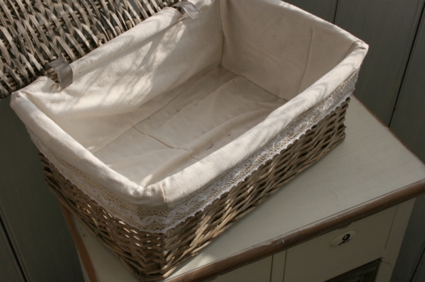 Prútený kôš s vekom a čipkou 30cm