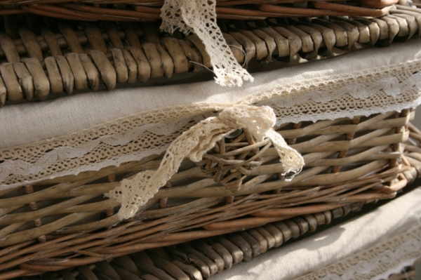 Prútený kôš s vekom a čipkou 30cm