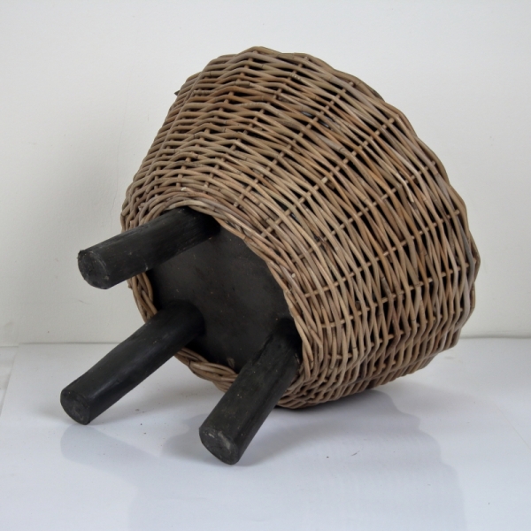 Prútený kvetináč na nožičkách 47cm