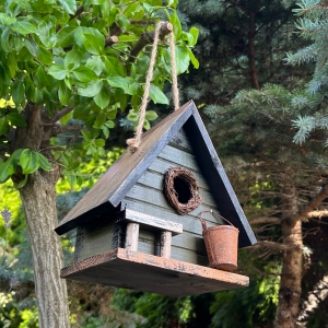 Vtáčia búdka s lavičkou a vedierkom na vodu