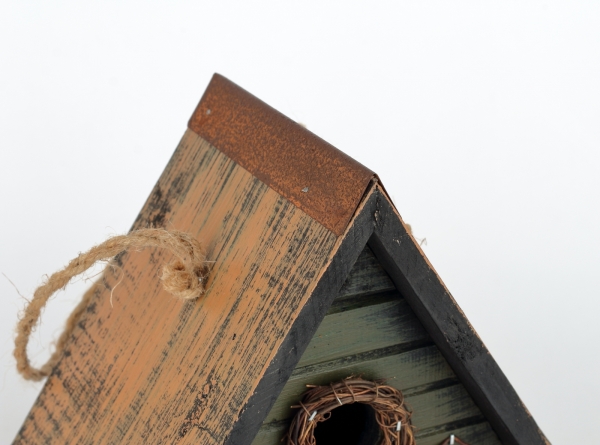 Vtáčia búdka s lavičkou a vedierkom na vodu