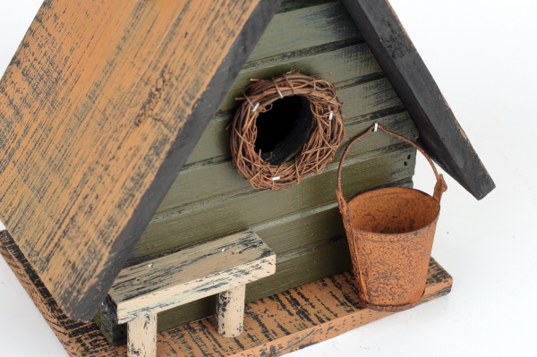 Vtáčia búdka s lavičkou a vedierkom na vodu