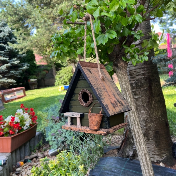 Vtáčia búdka s lavičkou a vedierkom na vodu