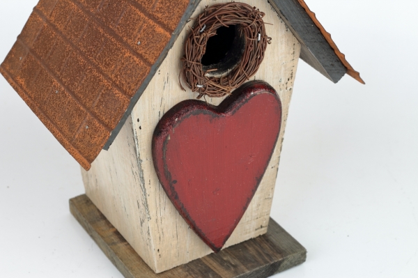 Vtáčia búdka so srdcom