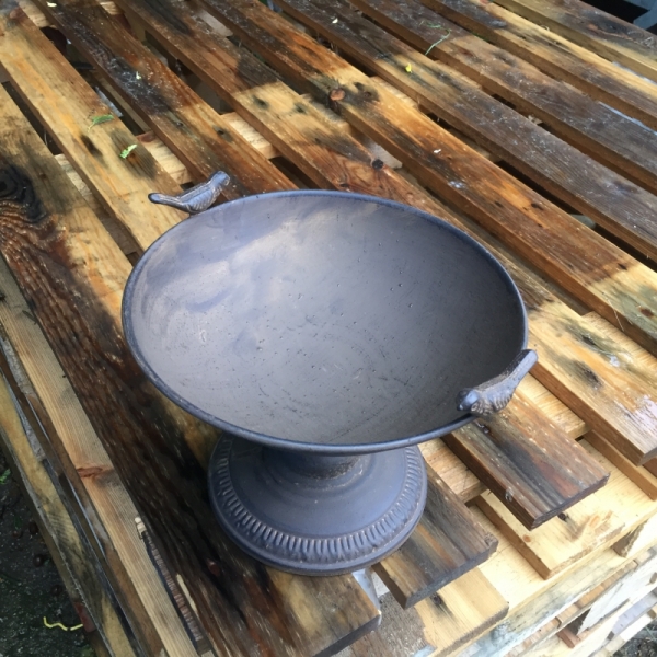 Vtáčie pítko do záhrady kovove