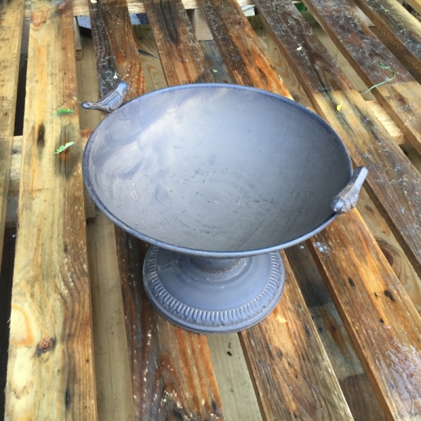 Vtáčie pítko do záhrady kovove