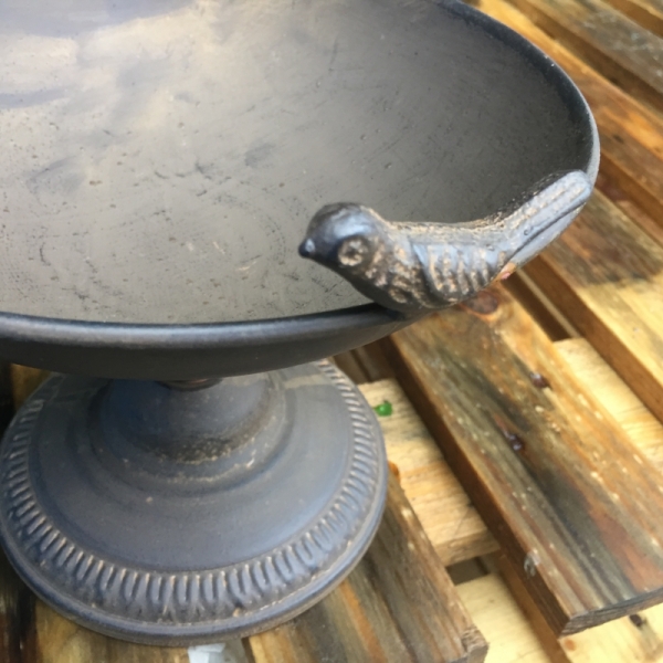 Vtáčie pítko do záhrady kovove