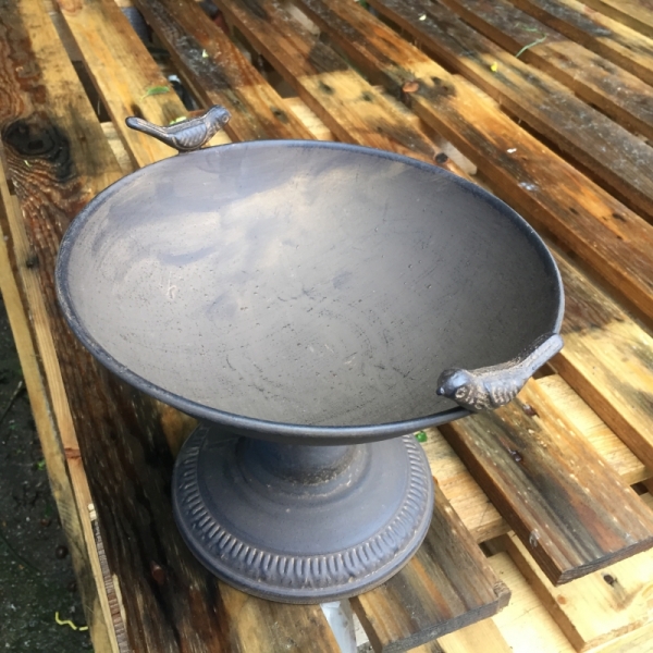 Vtáčie pítko do záhrady kovove