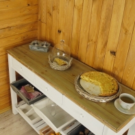 Ratanový podnos so skleneným poklopom