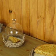 Ratanový podnos so skleneným poklopom