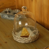 Ratanový podnos so skleneným poklopom