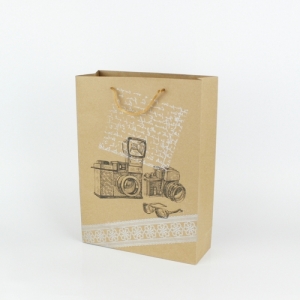Retro darčeková papierová taška fotoaparát 23x32x8,5 cm