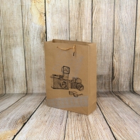 Retro darčeková papierová taška fotoaparát 23x32x8,5 cm