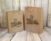 Retro darčeková papierová taška fotoaparát 23x32x8,5 cm