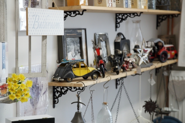 Retro kovový model auta žlto-čierne 28cm