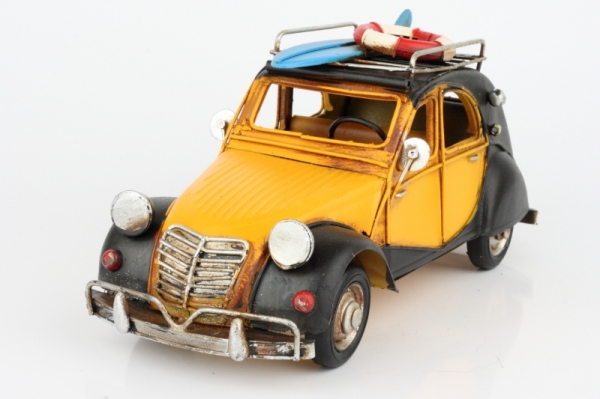 Retro kovový model auta žlto-čierne 28cm