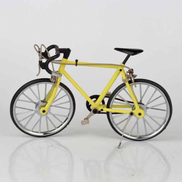 Retro kovový model žltého kolesá 22x13cm