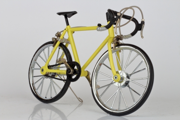 Retro kovový model žltého kolesá 22x13cm