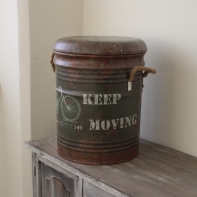 Retro kovový taburet s úložným priestorom Keep moving 31x36x31cm