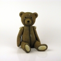 Retro medvěd s ohebnými tlapkami