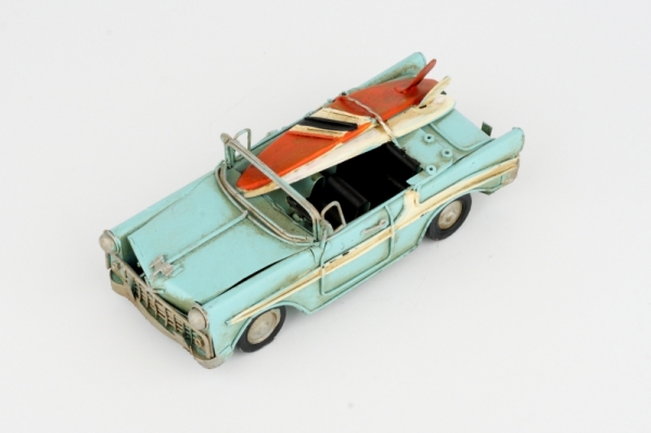 Retro model kovová limuzína sa surfy 17cm