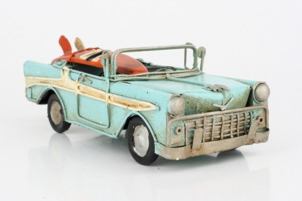 Retro model kovová limuzína sa surfy 17cm