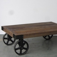 Retro nábytok - konferenčný stolík na kolesách 135x35x75cm