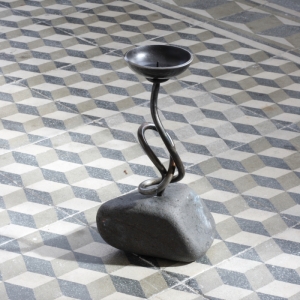 Ručne kovaný svietnik prepletenec tmavý kameň 22cm