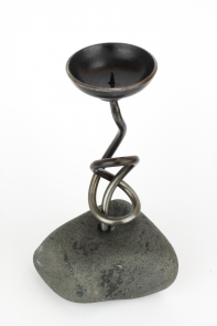 Ručne kovaný svietnik prepletenec tmavý kameň 22cm