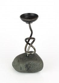 Ručne kovaný svietnik prepletenec tmavý kameň 22cm