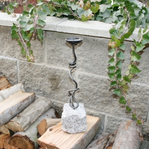 Ručne kovaný záhradný svietnik v rustikálnom štýle 45-47 cm