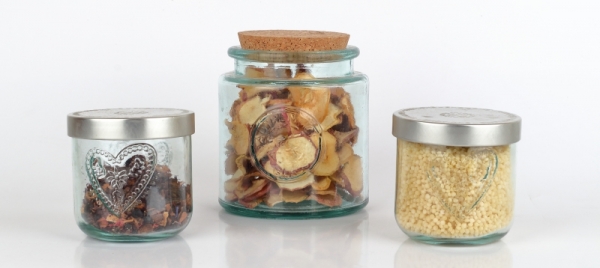 Ručne odlievaná sviečka v sklenenej dóze so srdcom žihľava 190g