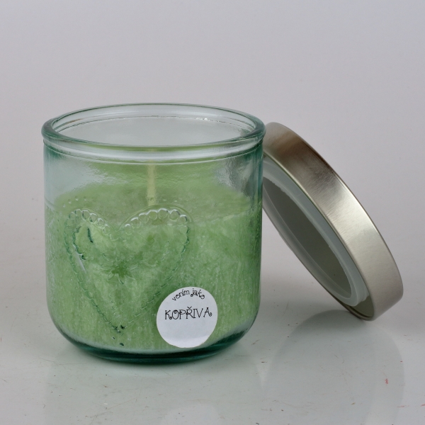 Ručne odlievaná sviečka v sklenenej dóze so srdcom žihľava 190g