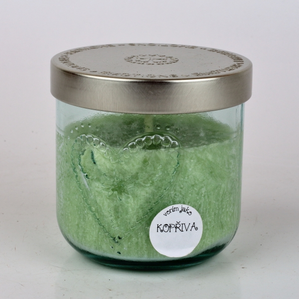 Ručne odlievaná sviečka v sklenenej dóze so srdcom žihľava 190g