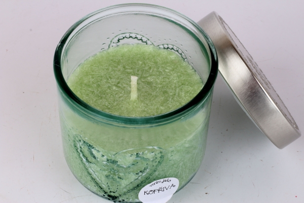 Ručne odlievaná sviečka v sklenenej dóze so srdcom žihľava 190g