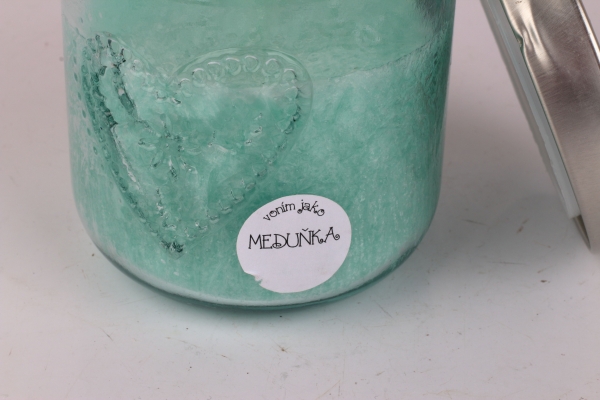 Ručne odlievaná sviečka v sklenenej dóze so srdcom medovka 190g