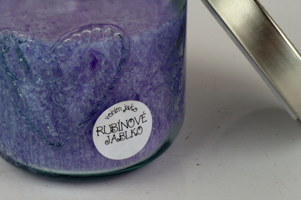 Ručne odlievaná sviečka v sklenenej dóze so srdcom rubínovej jablko 190g