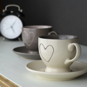 Šálka s tanierikom krémovej srdce 200ml